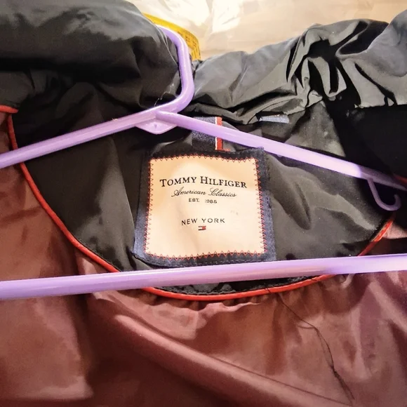 Men's Hilfiger Small Black/Burgundy Lined Full Zip and Button Down Puffer Jacket - Picture 2 of 12